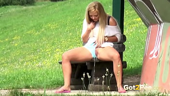 woman pissing girl mouht