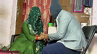 sasur-ji-ne-bahu-ko-pela-ghar-mein-akela-pakar