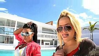 squatting-adriana-chechick-alexis-fowx
