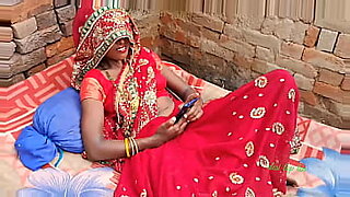 soi-hui-bhabhi-ji-ki-cut-me-aguli