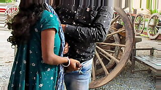 fingering-pussy-to-make-it-wet