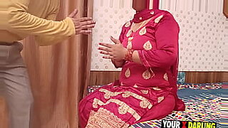 muthi-mari-ladke-ne-ladki-ka-gand-pe-pani-tapka-diya-bas-main