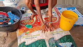 inadiyan-ladki-hindi-me-bat-karte-hui-apane-kapde-utarte