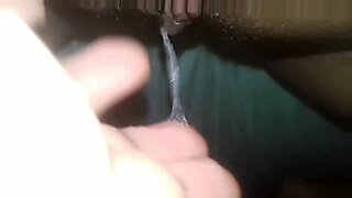 fingering-pussy-to-make-it-wet