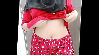 ullu-webseries-saree-removing-with-bgrade-aunty-having-fun