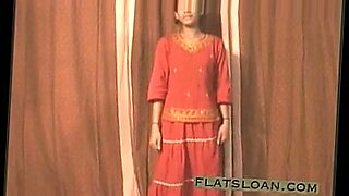 pissing-iranian-leyla
