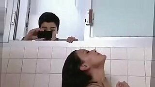 nangi-loni-kapde-utarne-hue-video-ki-chut-bilkul-chikni-ho
