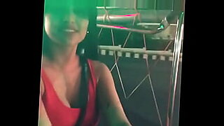 jovencita-de-blusa-verde-en-el-auto