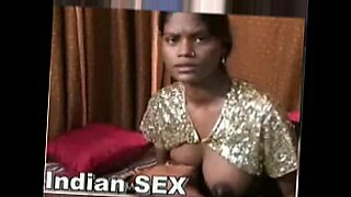 ladki-ke-kapde-utarne-hue-video