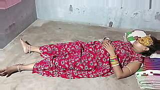 जिसकी-पैंट-फटी-हुई-है-और-बट