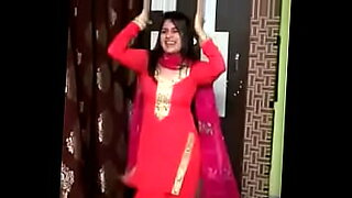 lady-remove-saree-in-dance