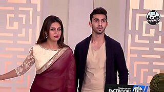 akeli-ladki-chut-mein-ungali-kar-rahi-ho-bhookh-lagakar-ful-hd-mein