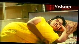 indian sex video of an indian aunty showing her big boobs sarees