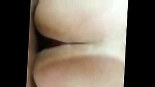 xxx-niedliches-porno-video-niedlicher-teenager-spreizt-beine-fur-den-stiefbruder-des-besten-freundes-im-schlafzimmer-voller-kuxxx-com