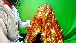 ladki-ke-kapde-utarne-hue-video