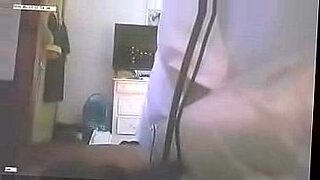 nangi-loni-kapde-utarne-hue-video-ki-chut-bilkul-chikni-ho