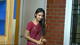 mom-saree-stripping