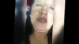 mujer sufriendo due dolor por el gran pene en su vagina