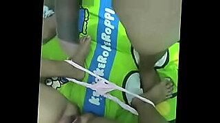 video-anak-kecil-baju-biru-dan-ibunya-lakukan-adegan-museum-viral