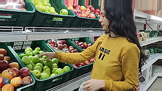 tante baju merah mainin anak kecil di hotel