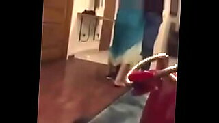 nangi-loni-kapde-utarne-hue-video-ki-chut-bilkul-chikni-ho