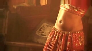 julie-tavun-with-a-teens-on-her-chest