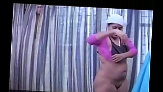 a boy remove girl saree step by step