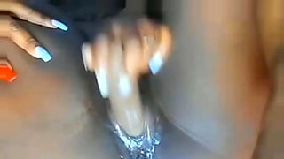 mi-amiga-me-seduce-y-me-convence-para-acostarme-con-ella-y-me-termina-gustando-lesbianas-besandose